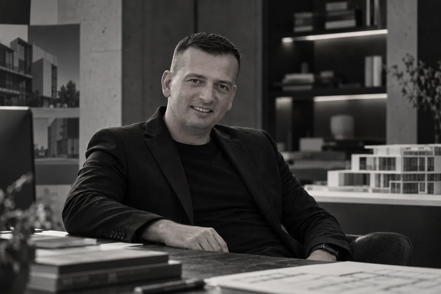 Jovica Bulović, arhitekta, osnivač i direktor ARHIBIS d.o.o., u kancelariji